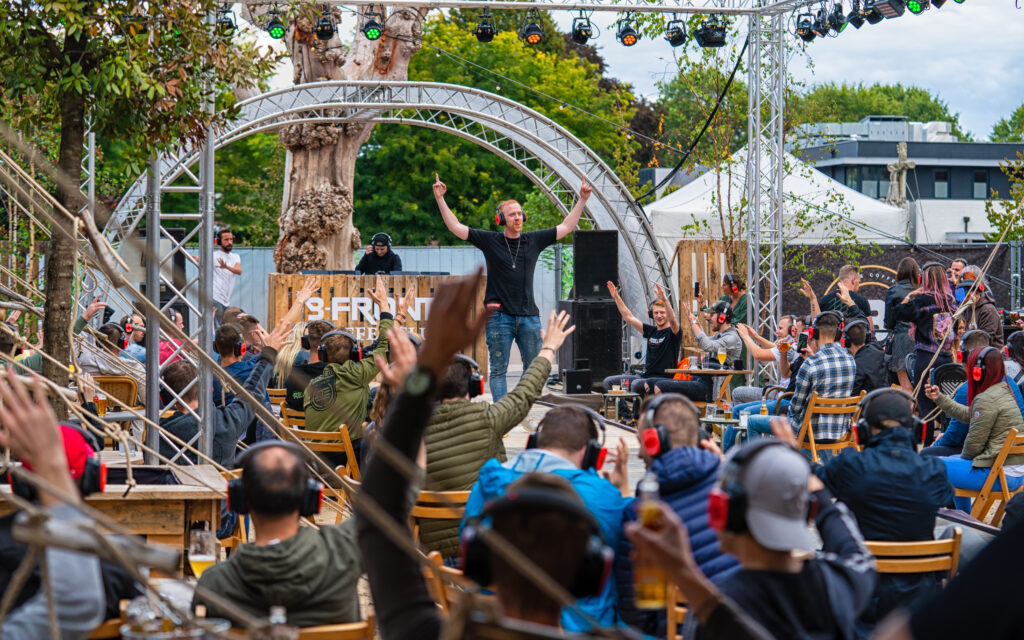 B-Front’s Silent Disco Coffee zaterdag zondag weekender dorpsterras udenhout