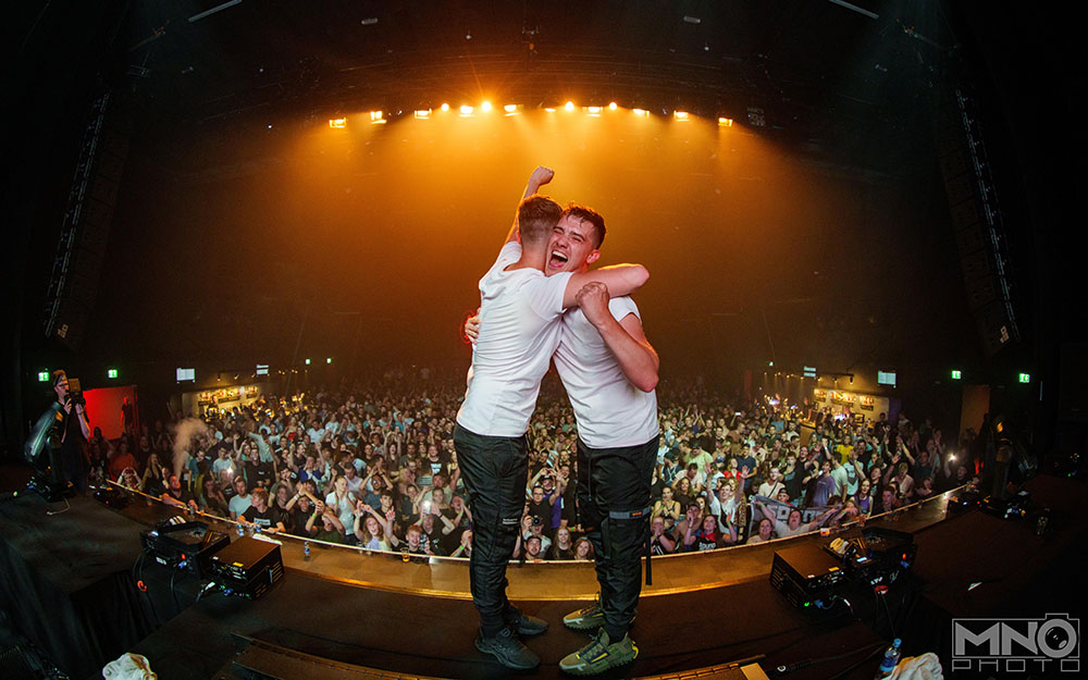 MNO Photo tijdens Sound Rush presents Brothers: een van de eerste hardstyle shows in Nederland